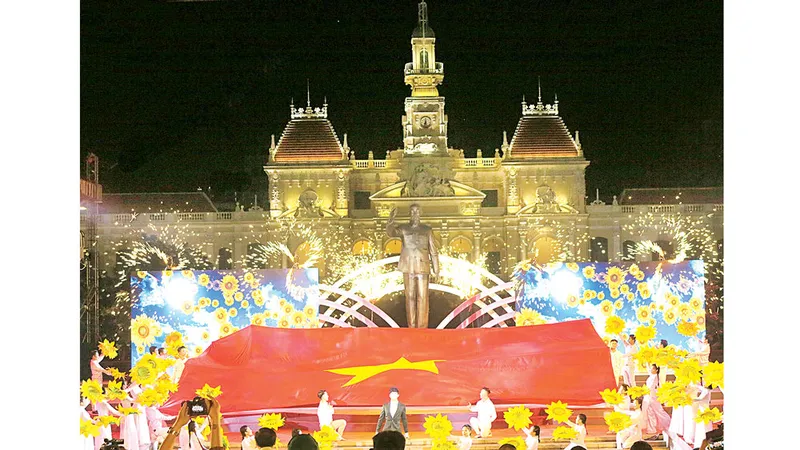 Một tiết mục trong chương trình nghệ thuật đặc biệt Trang sử hào hùng, ngời sáng tương lai. Ảnh: TƯỜNG VY