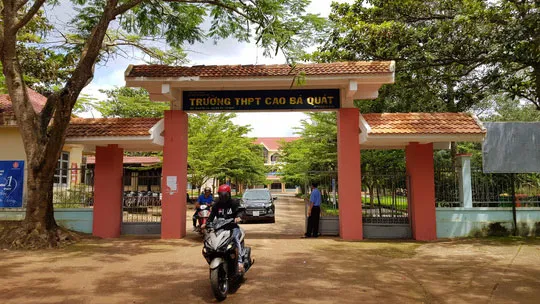 Học sinh dẫn người vào trường đánh giáo viên 