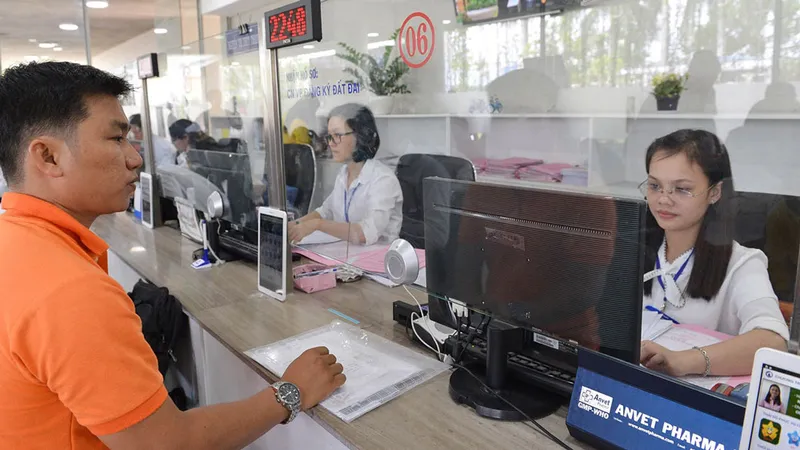 Công tác cấp giấy chứng nhận cho người dân đang gặp vướng mắc, cần đẩy mạnh việc ủy quyền để tháo gỡ, tạo thuận lợi cho người dân. Ảnh: VIỆT DŨNG