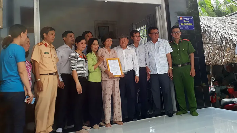 Ban An toàn giao thông TPHCM trao nhà tình thương tại xã Phú Xuân