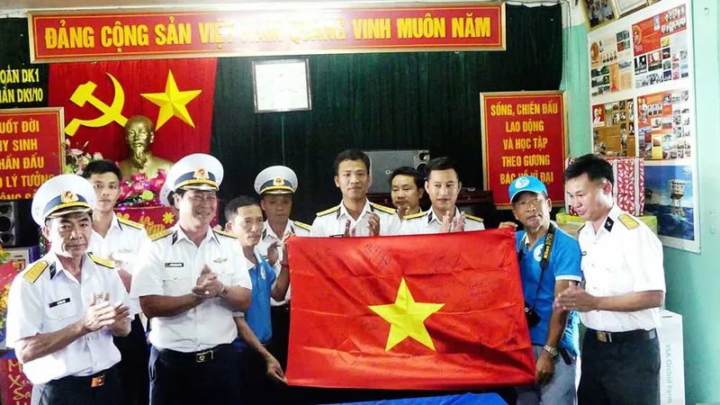 Chở tết ra nhà giàn