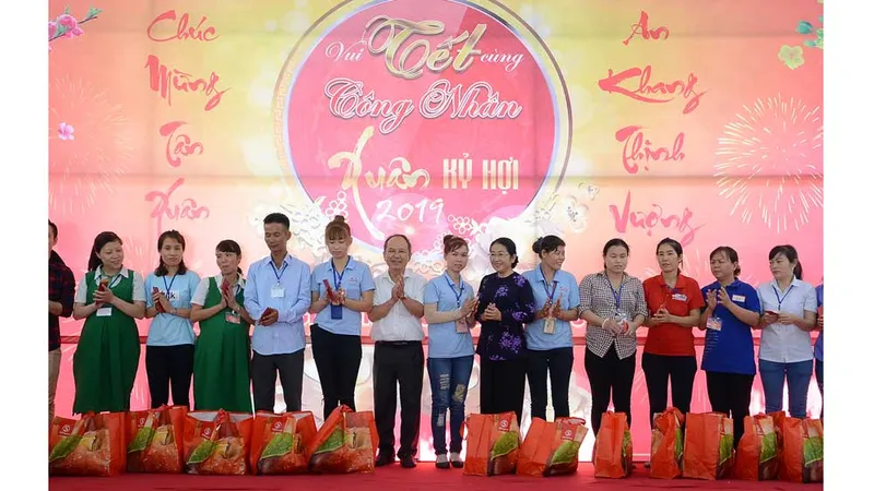 Phó Bí thư Thành ủy TPHCM Võ Thị Dung tặng quà các công nhân không có điều kiện về quê. Ảnh: MINH PHONG