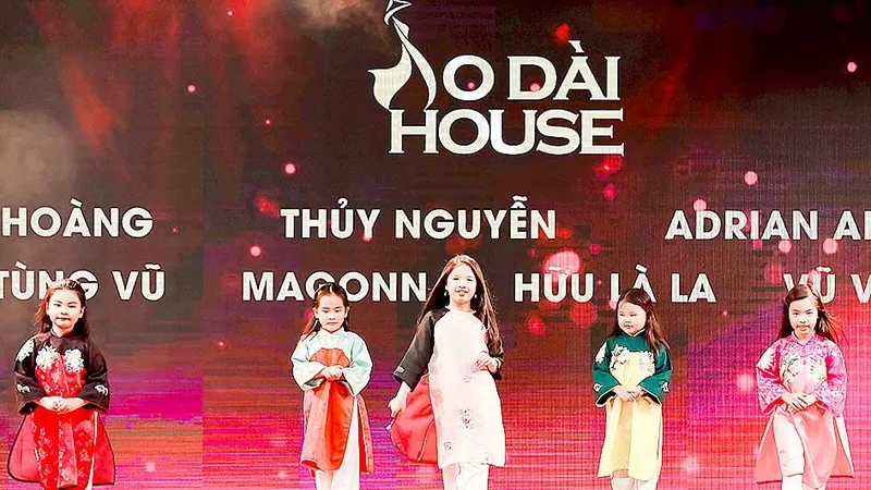 Người mẫu nhí trình diễn áo dài
