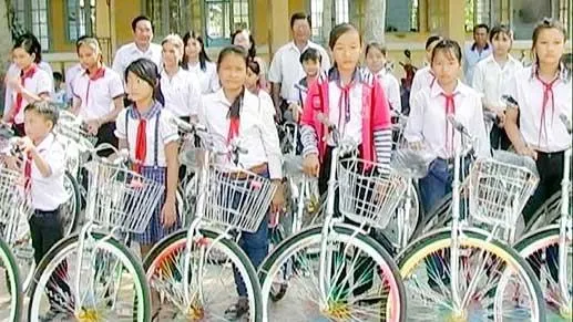 Tặng xe đạp cho học sinh nghèo biên giới