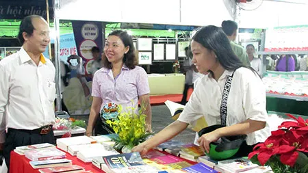 Báo SGGP trao tặng Hậu Giang 2 thư viện sách trị giá 100 triệu đồng