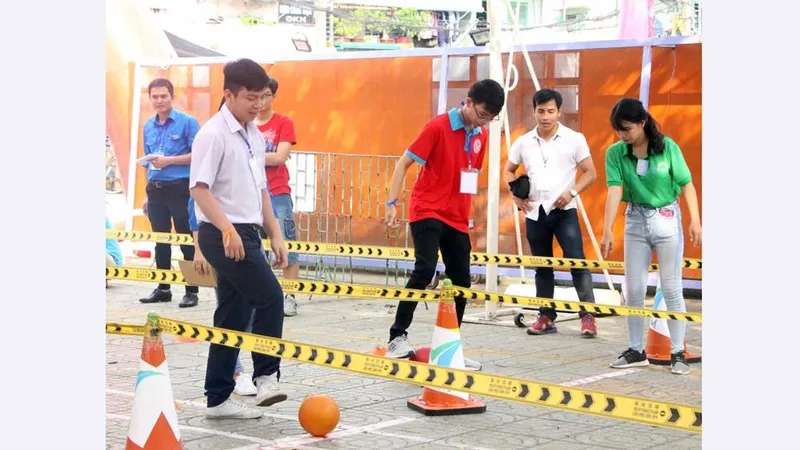 Học sinh TPHCM hào hứng leo núi cùng thầy cô