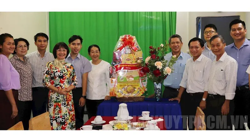 Lãnh đạo TPHCM thăm sinh viên Lào đang sống tại gia đình Việt