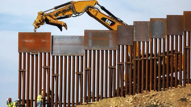 Xây tường trên biên giới Mỹ - Mexico