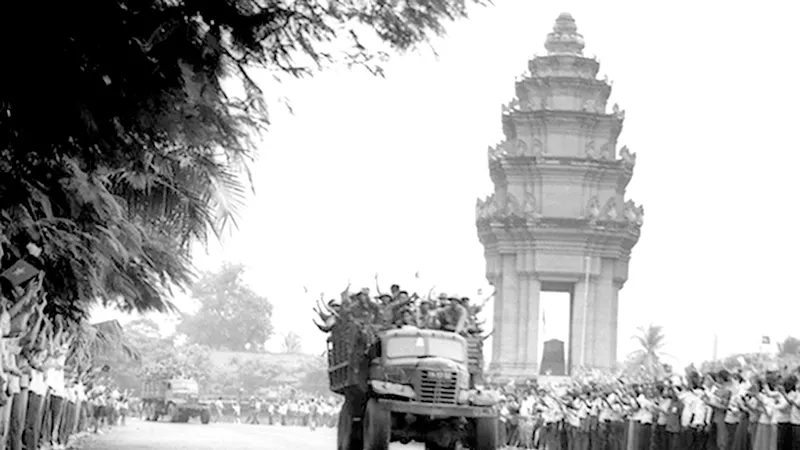 Nhân dân thủ đô Phnôm Pênh tiễn quân tình nguyện Việt Nam về nước. Ảnh: TTXVN