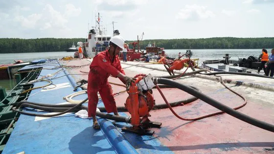 Vụ chìm tàu trên sông Lòng Tàu: Hút thành công 414m³ dầu