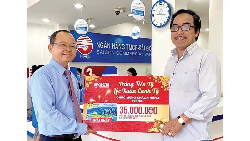 Các khách hàng may mắn trúng thưởng đợt 3 và 4 chương trình “Trúng tiền tỷ - lộc xuân Canh Tý”