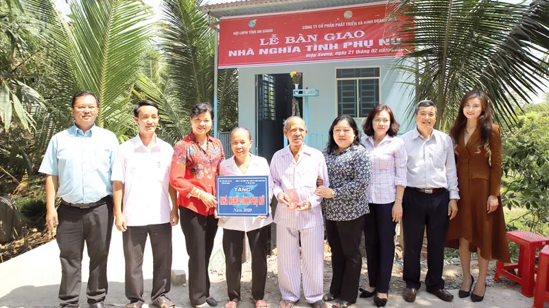 Ban lãnh đạo HDTC và lãnh đạo Hội Liên hiệp Phụ nữ An Giang chụp hình lưu niệm cùng hộ gia đình cô Nguyễn Thị Chính - xã Hiệp Xương, huyện Phú Tân