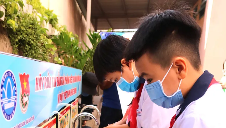 Trao 25 bồn rửa tay mở nước bằng chân đạp cho học sinh