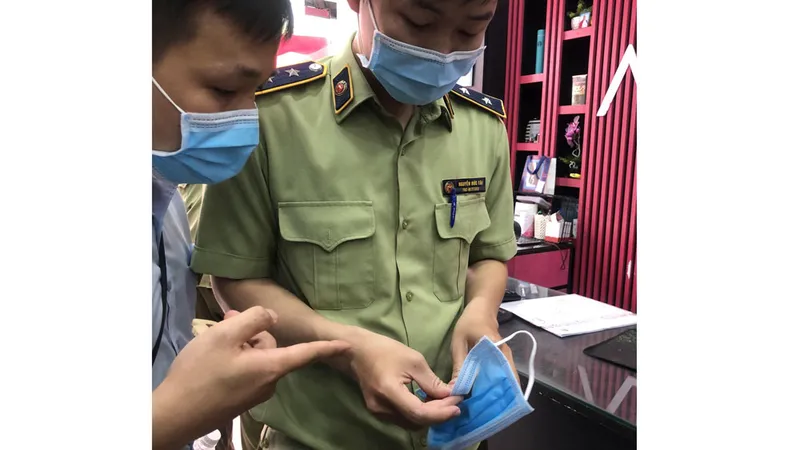 Lực lượng QLTT kiểm tra khẩu trang kháng khuẩn tại TPHCM. Ảnh: THI HỒNG