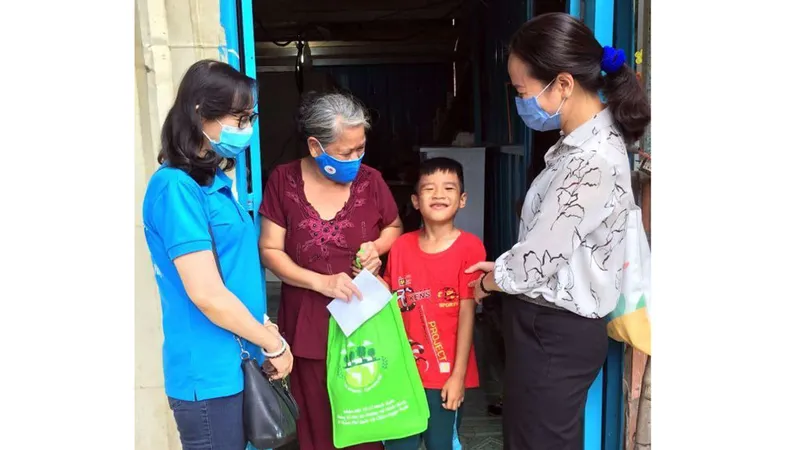 Tặng quà gia đình bà Võ Thị Phấn, huyện Bình Chánh. Ảnh: ĐẶNG NHUNG