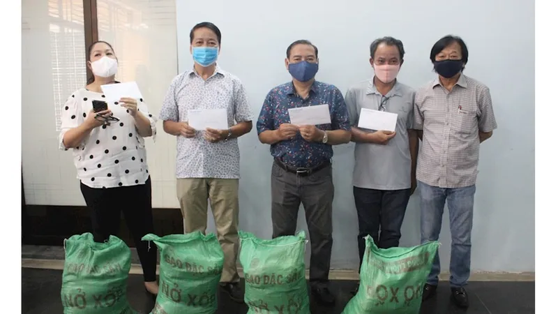 Ban Ái hữu nghệ sĩ giúp công nhân sân khấu khó khăn
