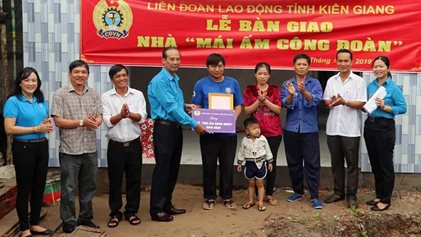 Kiên Giang: “Mái ấm Công đoàn” tặng đoàn viên khó khăn