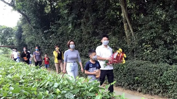 Hàng ngàn lượt khách về thăm quê Bác