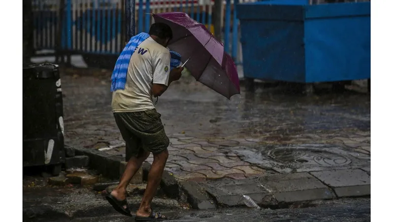 Siêu bão Amphan tràn vào Ấn Độ và Bangladesh