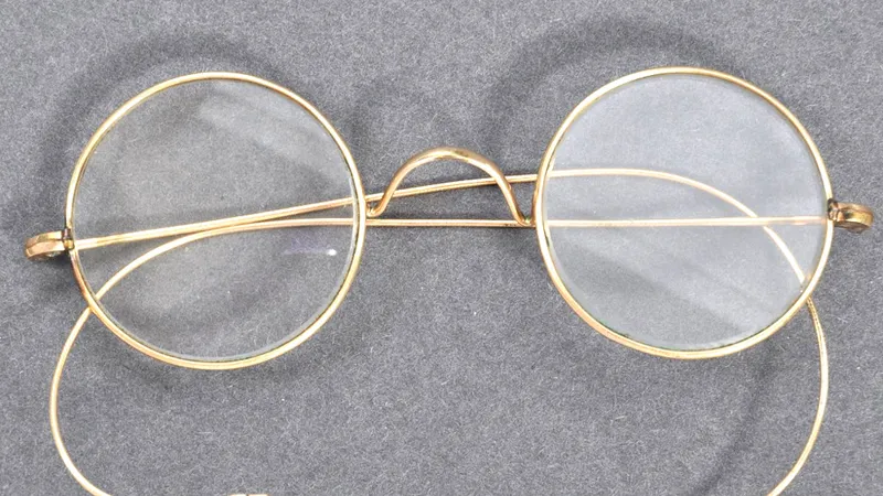 340.000 USD cho kính của Gandhi