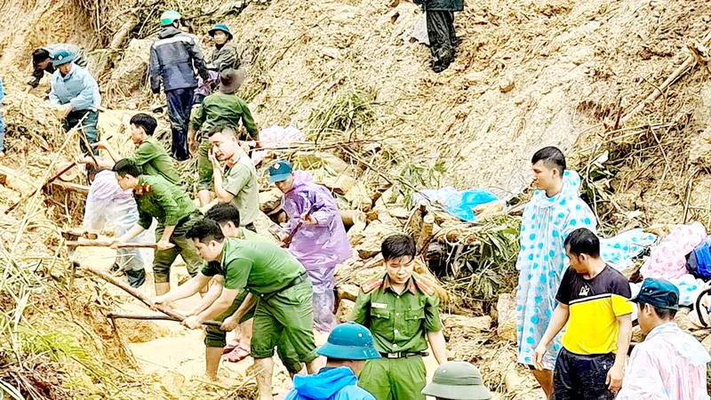 Lực lượng chức năng tổ chức tìm kiếm nạn nhân mất tích trong vụ sạt lở tại Bắc Trà My. Ảnh: NGỌC PHÚC