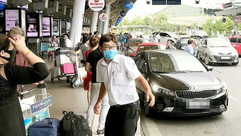 Điều chỉnh giao thông khu vực sân bay Tân Sơn Nhất: Hành khách gặp khó