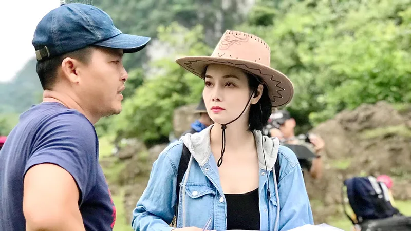 Đạo diễn Mai Thu Huyền trên phim trường phim Kiều. Ảnh: NVCC
