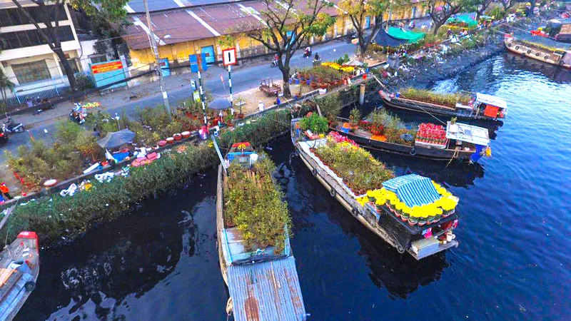 Chợ hoa tết “trên bến dưới thuyền” ở Bến Bình Đông (quận 8) cần được bảo tồn và phát huy giá trị của di sản sông nước. Ảnh: DŨNG PHƯƠNG