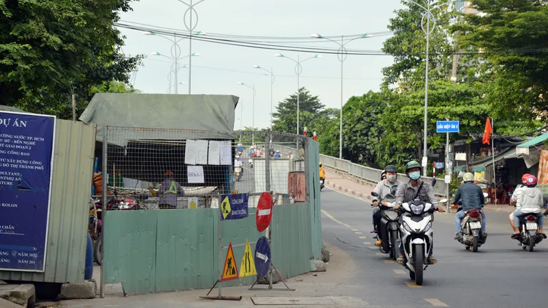 Lô cốt lấn gần hết đường Phạm Thế Hiển (quận 8, TPHCM)