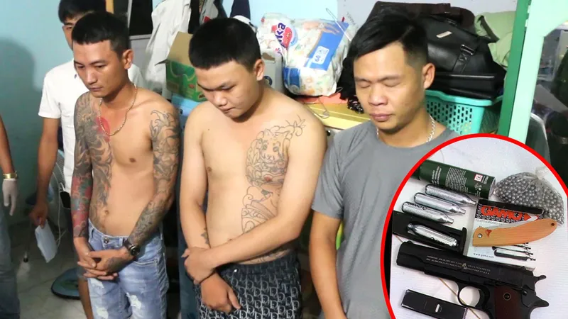 Các đối tượng trong băng nhóm cho vay nặng lãi do Nguyễn Văn Thiệu cầm đầu ở TP Đồng Xoài, tỉnh Bình Phước và hung khí của nhóm giang hồ ở Long An dùng đe dọa, khủng bố con nợ. Ảnh: CHÍ THẠCH