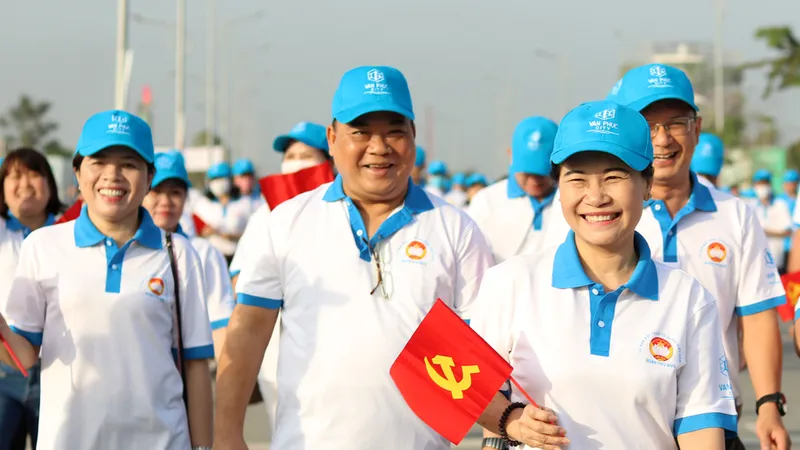 Chủ tịch HĐND TPHCM Nguyễn Thị Lệ đi bộ gây quỹ chăm lo cho người nghèo