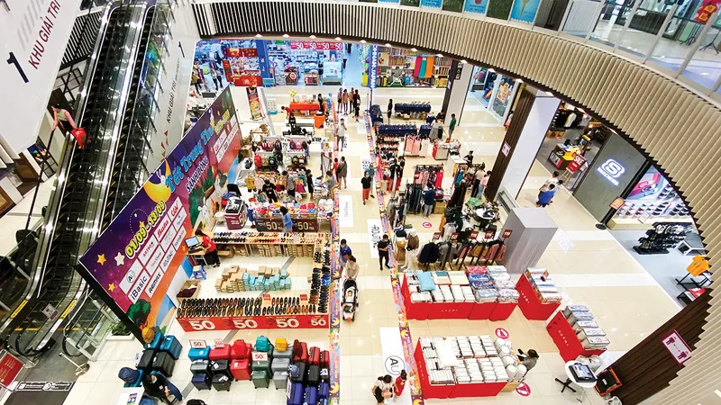 Người dân mua sắm tại Aeon Bình Tân, TPHCM. Ảnh: CAO THĂNG