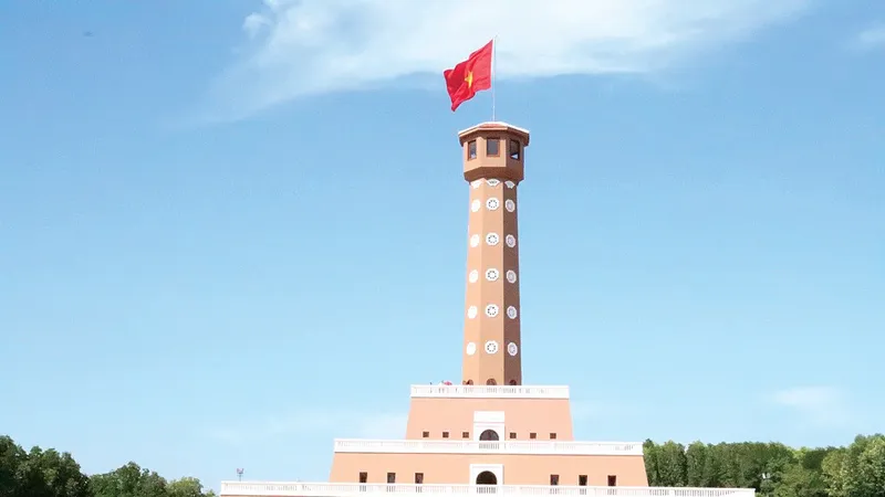Du khách thăm cột cờ Cà Mau. Ảnh: TẤN THÁI