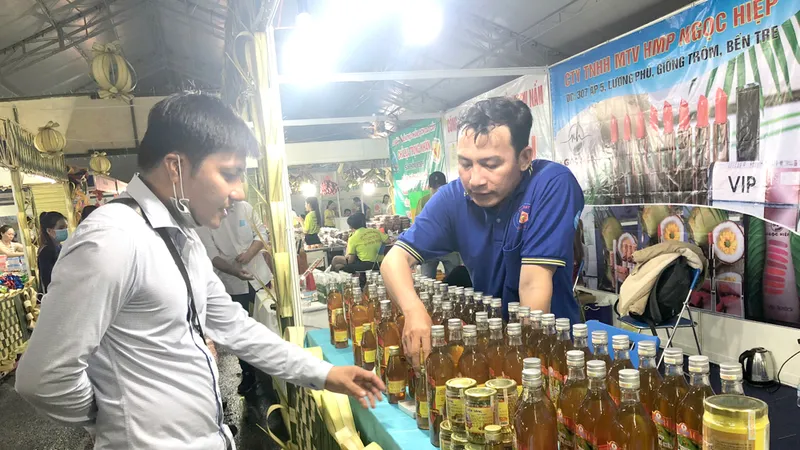 Sản phẩm OCOP của tỉnh Bến Tre tham gia hội chợ xúc tiến thương mại. Ảnh: THANH HẢI
