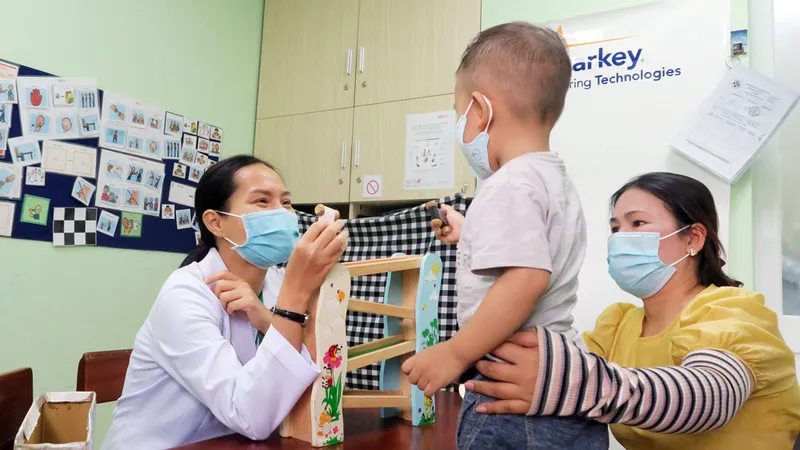 Nhân viên y tế Phòng khám đa khoa Trường Đại học Y khoa Phạm Ngọc Thạch điều trị cho trẻ bị rối loạn phổ tự kỷ