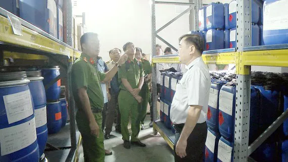 Lực lượng chức năng kiểm tra kho hóa chất của một công ty