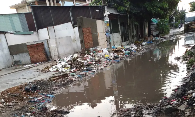 Đầu hẻm bị sình lầy, ngập nước khi mưa