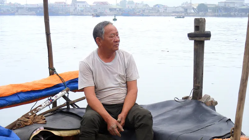 Lão ngư Nguyễn Thái Sơn, thôn Hồng Thái (Nghệ An) buồn bã vì ngư trường ngày càng cạn kiệt