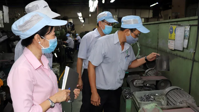 Ban Thanh tra an toàn lao động Công ty TNHH Juki Việt Nam kiểm tra máy móc tại nhà xưởng