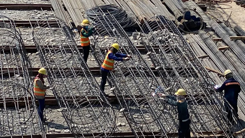 Làm cột thép xây dựng một công trình cao ốc tại quận 7, TPHCM. Ảnh: CAO THĂNG