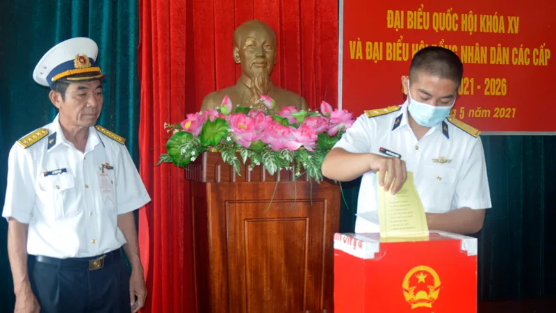 Cử tri bỏ phiếu bầu tại Nhà giàn DK1
