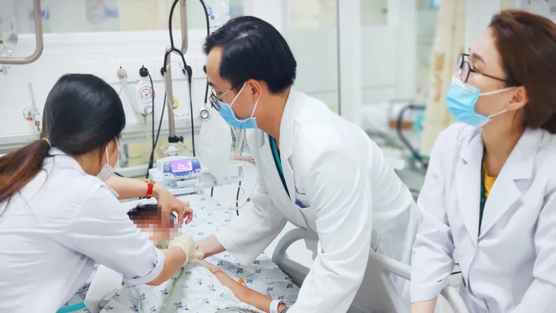 Các bác sĩ đang tích cực điều trị cho bé trai 4 tuổi, ngụ tỉnh Vĩnh Long bị ngạt nước do té ao