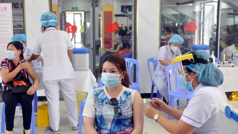 Nhân viên y tế tiêm vaccine Covid-19 cho các đối tượng ưu tiên theo Nghị quyết 21 trên địa bàn TPHCM. Ảnh: CAO THĂNG