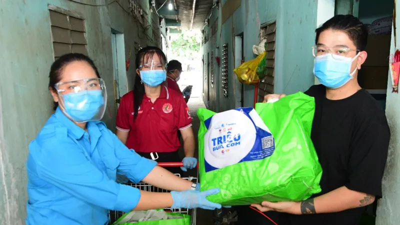 Chương trình “Triệu bữa cơm” trao quà cho gia đình thanh niên công nhân tại huyện Bình Chánh, TPHCM 
