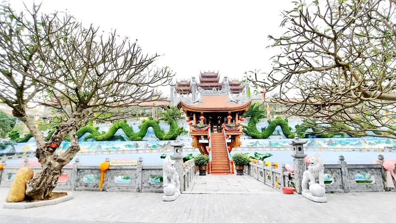 Khung cảnh hoành tráng của chùa Ba Vàng. Ảnh: HOÀI NAM