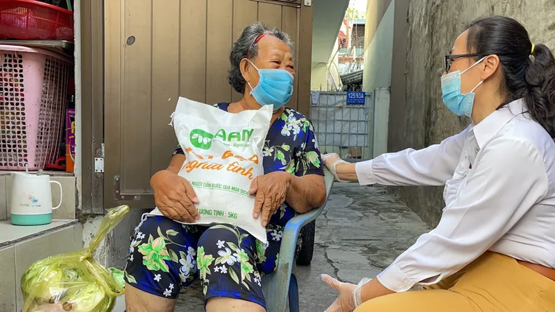 Xe gạo nghĩa tình đến với người dân khó khăn ở phường 3, quận Bình Thạnh. Ảnh: HOÀNG HÙNG