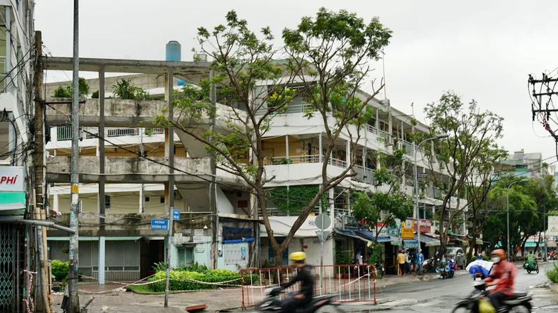 Dãy chung cư trên đường Khánh Hội (quận 4) xuống cấp trầm trọng. Ảnh: HOÀNG HÙNG