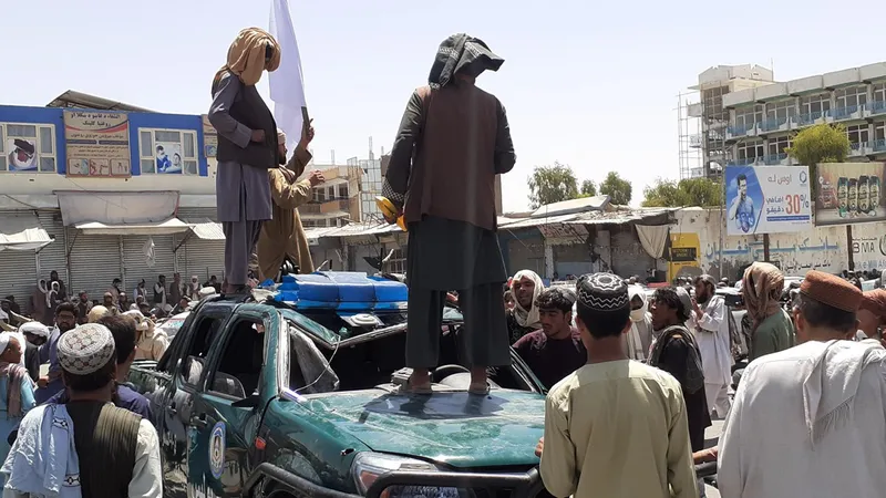 Các tay súng Taliban trên một đường phố ở tỉnh Jalalabad, Afghanistan. Ảnh: TTXVN