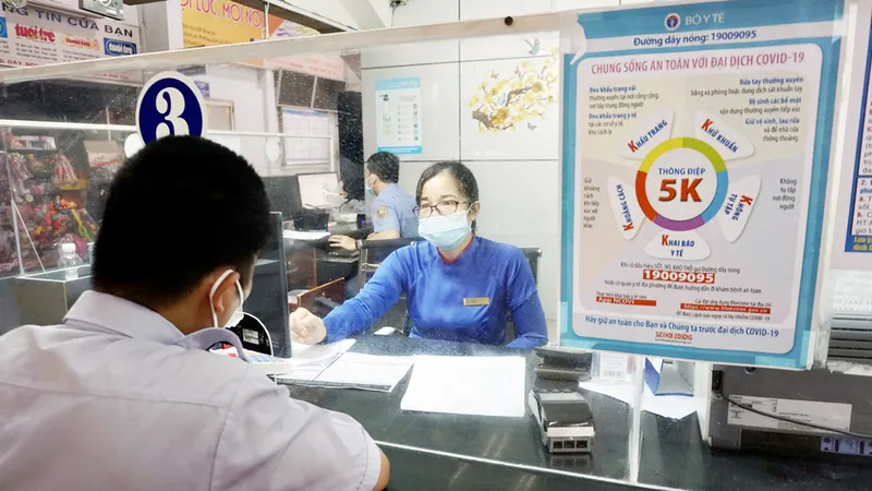 Người dân mua vé tàu tại ga Sài Gòn. Ảnh: HOÀNG HÙNG