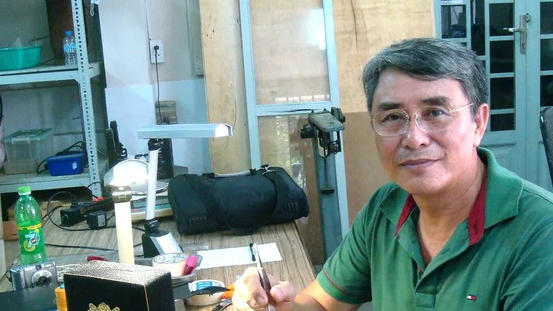 Nghệ nhân Vũ Kim Lộc miệt mài với công việc phục chế các loại mũ miện